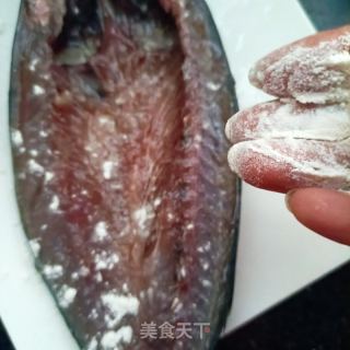 煎一卤鲜鲐鲅鱼的做法步骤：4