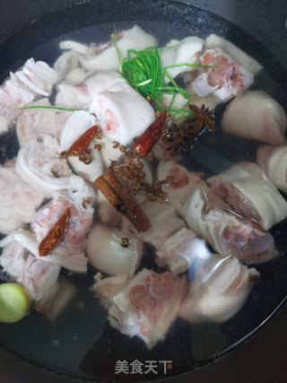 酸辣柠檬猪蹄的做法步骤：2