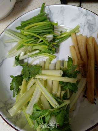 麻辣龙虾尾的做法步骤：1