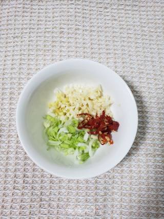 椒香腊肠毛芹菜的做法步骤：3