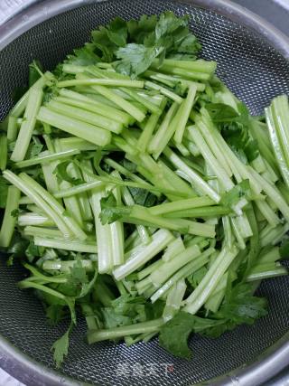 椒香腊肠毛芹菜的做法步骤：1