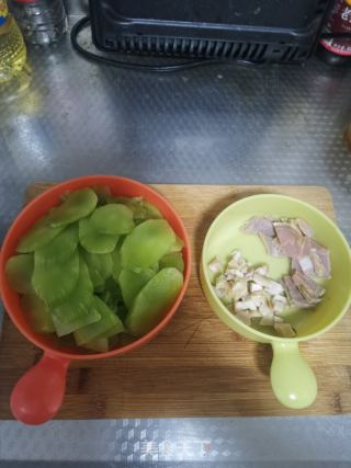 腊肉炒莴笋的做法步骤：2