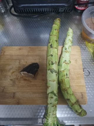 腊肉炒莴笋的做法步骤：1