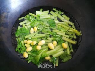 芹菜白果炒鱿鱼的做法步骤：3