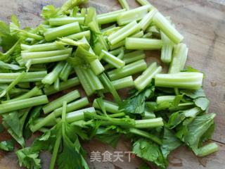 芹菜白果炒鱿鱼的做法步骤：2