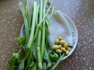 芹菜白果炒鱿鱼的做法步骤：1