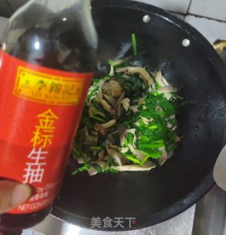 平菇韭菜炒肉的做法步骤：4