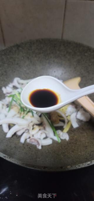 姜葱炒墨鱼的做法步骤：7