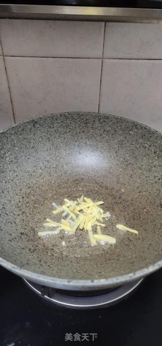 姜葱炒墨鱼的做法步骤：5