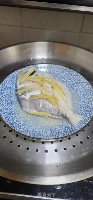 葱香白鲳的做法步骤：4