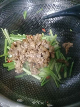 芹菜炒肉的做法步骤：5