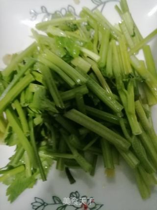 芹菜炒肉的做法步骤：1