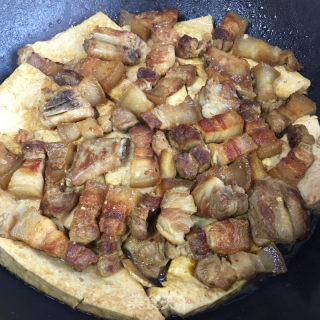五花肉烧豆腐的做法步骤：7