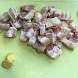 五花肉烧豆腐的做法步骤：1