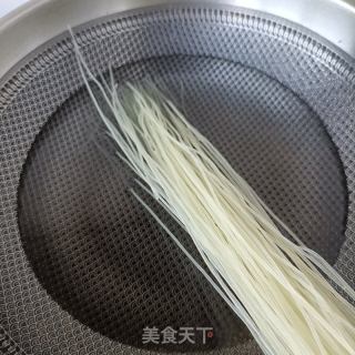 鸡肉丸汤粉的做法步骤：1