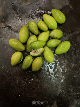 橄榄霍斛炖瘦肉的做法步骤：2