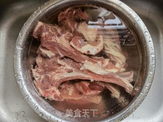 清汤羊排的做法步骤：2