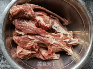 清汤羊排的做法步骤：1