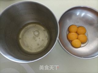 8寸戚风蛋糕的做法步骤：1