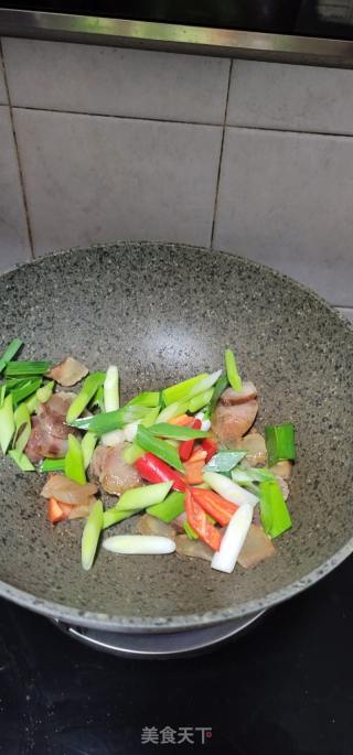 青蒜炒腊味的做法步骤：6