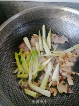 腊肉炒蒜苗的做法步骤：4