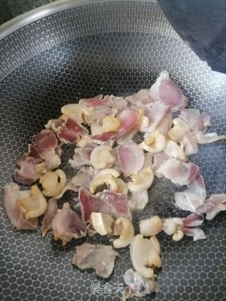 腊肉炒蒜苗的做法步骤：3