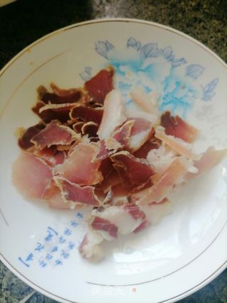 腊肉炒蒜苗的做法步骤：1