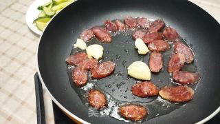青瓜炒腊肠的做法步骤：3