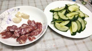 青瓜炒腊肠的做法步骤：2