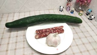 青瓜炒腊肠的做法步骤：1