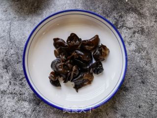 洋葱木耳炒虾仁的做法步骤：5