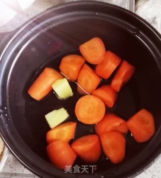 胡萝卜烤鸭架汤????????????的做法步骤：1