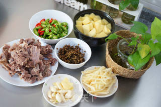 仔姜鸭焖土豆的做法步骤：3