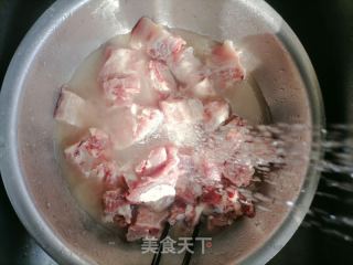土豆烧排骨的做法步骤：1