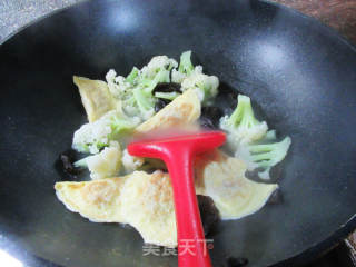 黑木耳蛋饺煮花菜的做法步骤：6