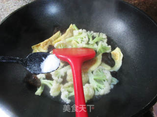 黑木耳蛋饺煮花菜的做法步骤：5