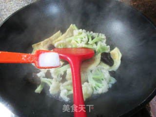 黑木耳蛋饺煮花菜的做法步骤：4