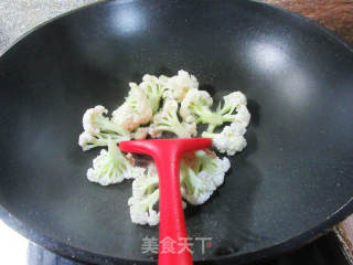 黑木耳蛋饺煮花菜的做法步骤：2