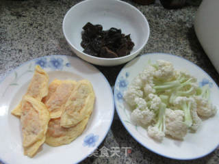 黑木耳蛋饺煮花菜的做法步骤：1
