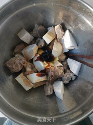 豆豉芋头蒸脊骨的做法步骤：3