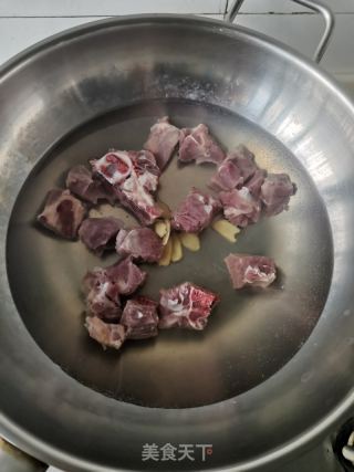 豆豉芋头蒸脊骨的做法步骤：1