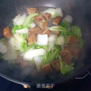 蒜香白菜炖鱼豆腐的做法步骤：9