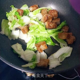 蒜香白菜炖鱼豆腐的做法步骤：8