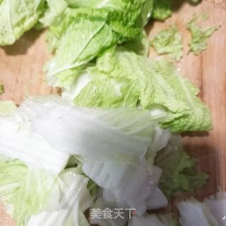 蒜香白菜炖鱼豆腐的做法步骤：1