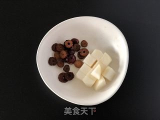 银耳炖雪梨的做法步骤：2