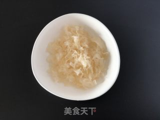 银耳炖雪梨的做法步骤：1