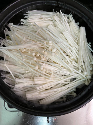 金针菇牛肉煲的做法步骤：7