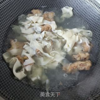 “热汤面”蒜香酥肉宽面的做法步骤：8