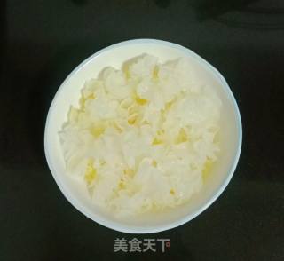 银耳酒酿水果羹的做法步骤：1
