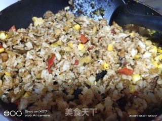 酸菜玉米肉丁炒饭的做法步骤：7